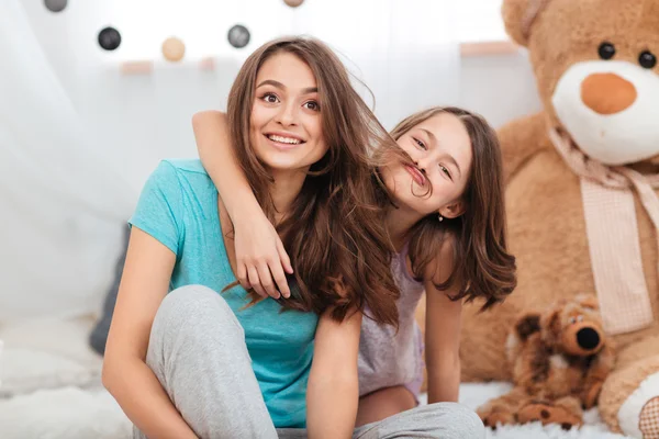 Duas irmãs engraçadas bonitos jogando e se divertindo — Fotografia de Stock