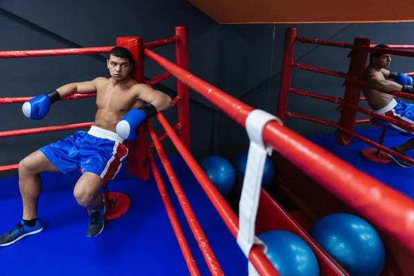 Boxeador descansando en el ring de boxeo — Foto de Stock