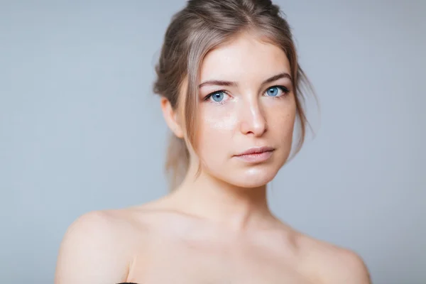 Portrait de beauté d'une femme charmante — Photo