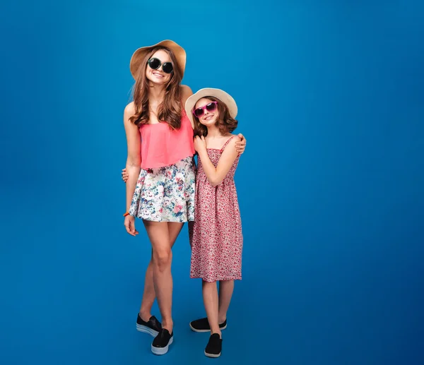 Dos hermosas hermanas alegres de pie juntas — Foto de Stock