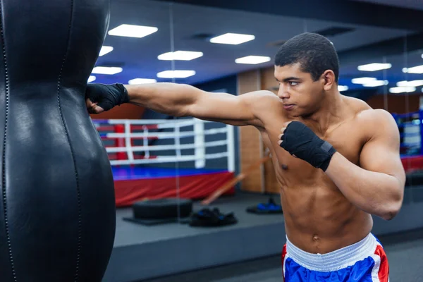 -bokser die traint in de fitnessruimte — Stockfoto