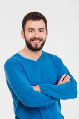 Mutlu adam katlanmış silah ile ayakta 