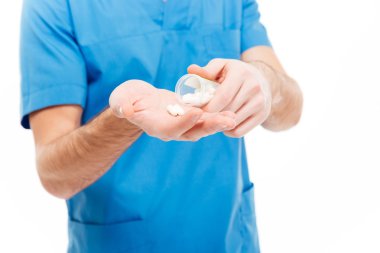 Erkek doktor holding hapları