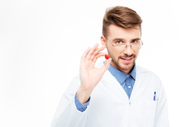 Erkek dotor holding kırmızı hapı