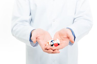 Erkek doktor holding hapları 