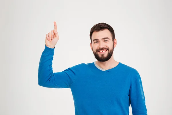 Sonriente hombre casual señalando con el dedo hacia arriba —  Fotos de Stock