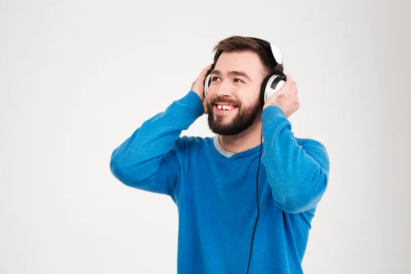 Homme heureux écoutant de la musique dans les écouteurs — Photo