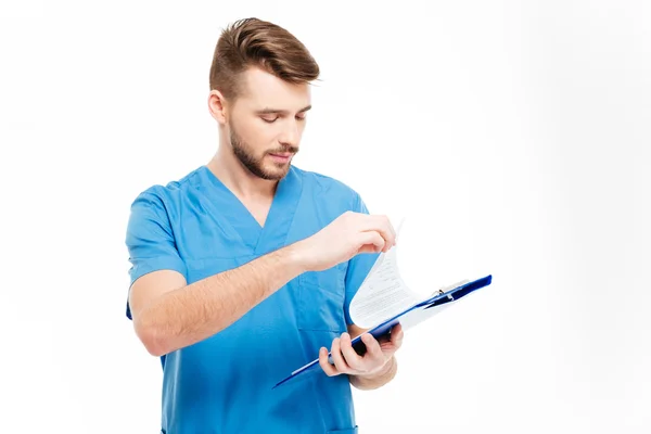 Médico masculino leitura checklist — Fotografia de Stock