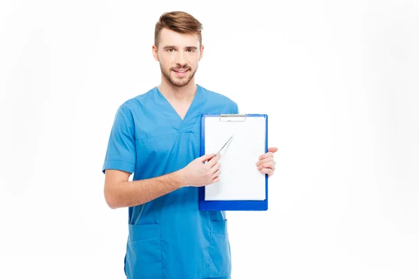 Médico macho feliz mostrando prancheta — Fotografia de Stock