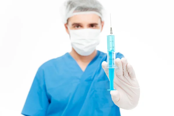 Cirurgião masculino segurando seringa — Fotografia de Stock