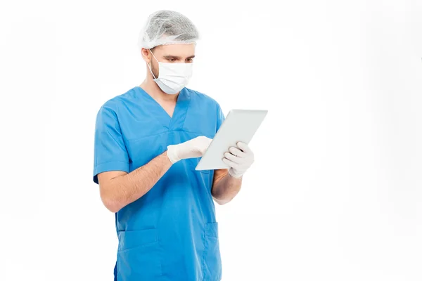 Male surgeon using tablet computer — Stock Photo, Image