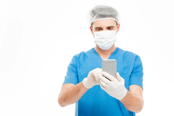 Cirurgião masculino usando smartphone — Fotografia de Stock