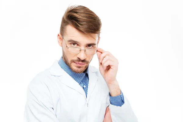 Médico masculino com óculos olhando para a câmera — Fotografia de Stock