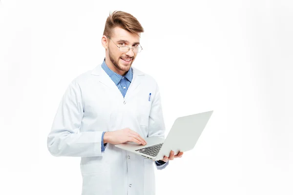 Médico masculino usando computador portátil — Fotografia de Stock