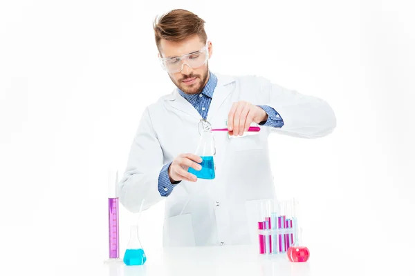 Man gieten chemicaliën — Stockfoto