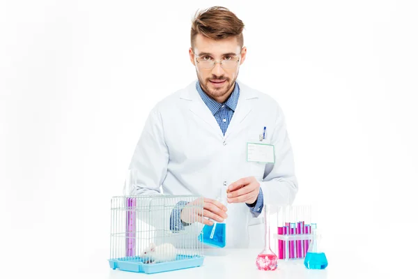 Scienziato che fa esperimenti con ratti — Foto Stock