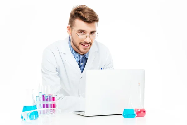 Chemiker mit Laptop — Stockfoto