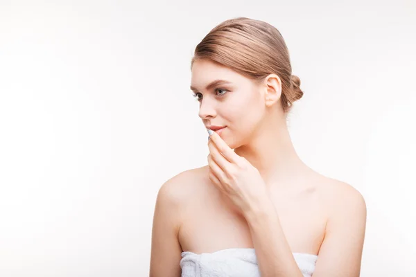 Portrait de beauté d'une jeune femme à la peau fraîche — Photo