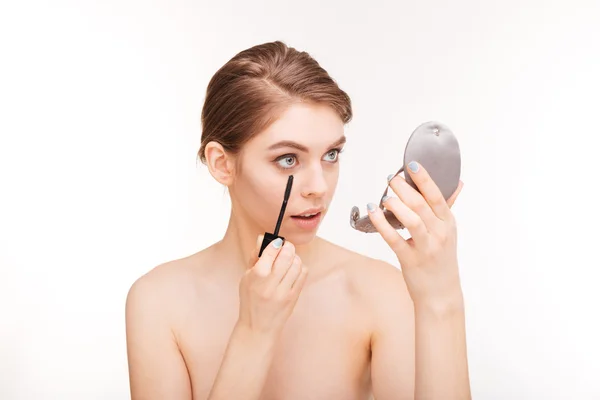 Kvinna som applicerar mascara på ögonfransarna — Stockfoto