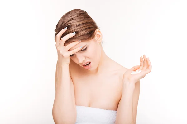 Mulher com dor de cabeça segurando pílulas — Fotografia de Stock