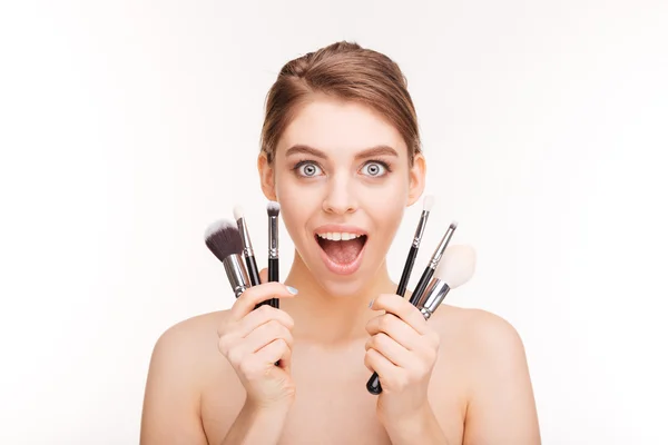 Portrait de beauté de heureuse jeune femme excitée avec des pinceaux de maquillage — Photo