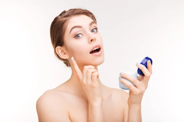 Elbűvölő nő használ arckrémet — Stock Fotó