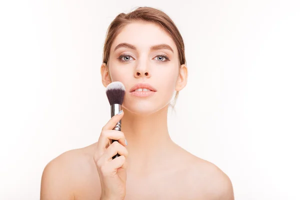 Retrato de belleza de sensual encantadora mujer joven sosteniendo cepillo de maquillaje —  Fotos de Stock