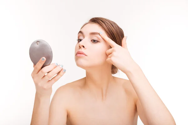 Mulher com pele fresca segurando espelho — Fotografia de Stock