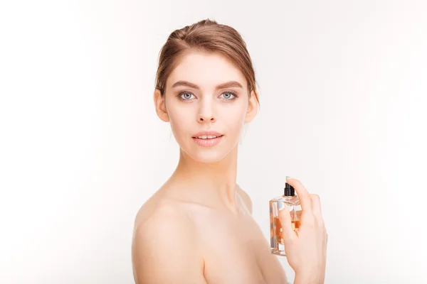Mujer bastante joven sosteniendo botella de perfume —  Fotos de Stock
