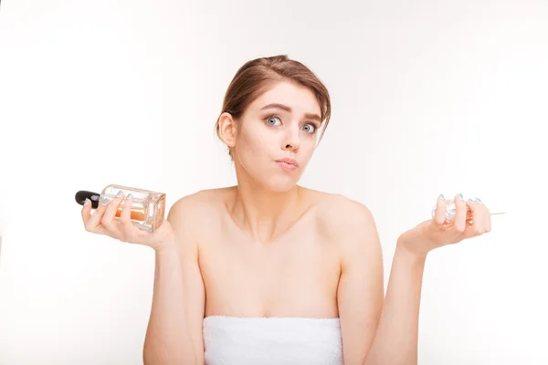 Szépség portréja zavaros fiatal nő választotta a két Parfums — Stock Fotó