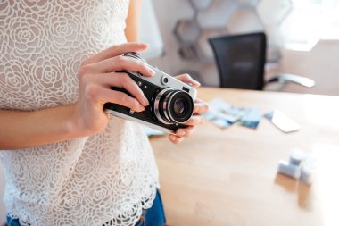 Eski fotoğraf makinesi holded ofiste genç kadın fotoğrafçı tarafından
