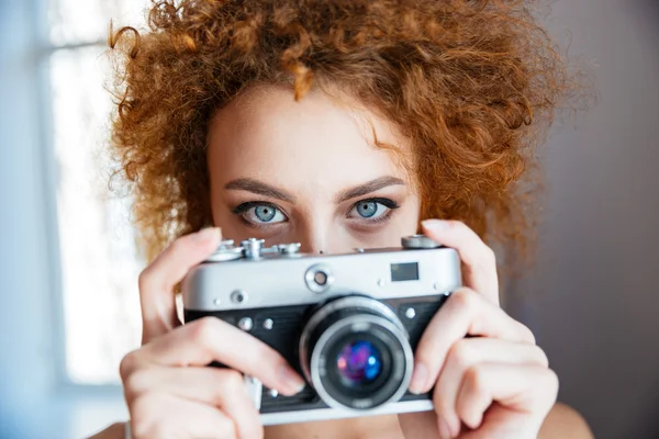 Atrakcyjny Rude kobiety fotograf za pomocą starego aparatu — Zdjęcie stockowe