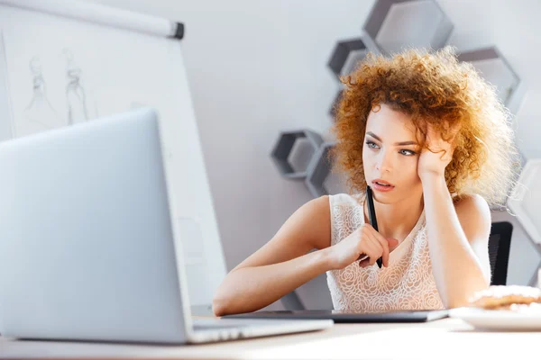 Дизайнерка надійної жінки, використовуючи ноутбук та графічний планшет на робочому місці — стокове фото