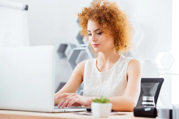 Atractiva mujer de negocios que trabaja con el ordenador portátil en la oficina — Foto de Stock