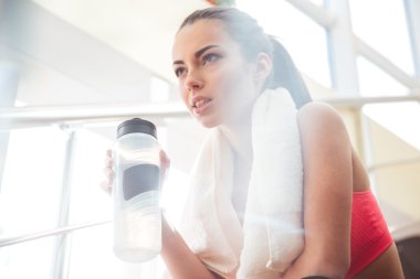 Sporcumuz rahatlatıcı sonra eğitim ve içme suyu içinde jimnastik salonu