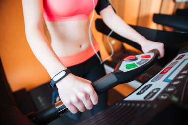 Yandan fitness izci ile genç sporcumuz tarafından kullanılan koşu bandı 