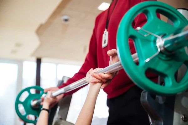 Handen van jonge Sportvrouw trainen met fitness instructeur met halter — Stockfoto