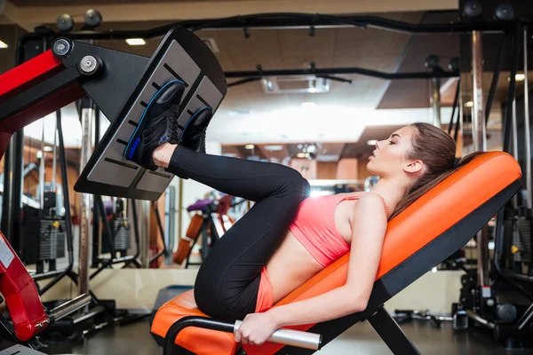 Sterke Sportvrouw doen fitness oefeningen voor de benen spieren in sportschool — Stockfoto