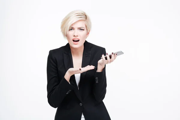 Сумна бізнес-леді тримає смартфон — стокове фото