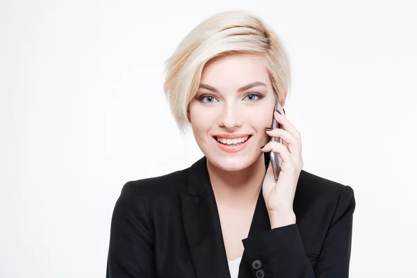 Усміхнена бізнес-леді розмовляє по телефону — стокове фото