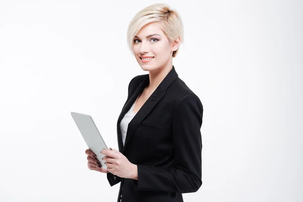Leende affärskvinna hålla tablet PC — Stockfoto