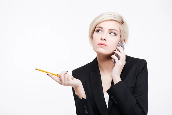 Задумчивая деловая женщина разговаривает по телефону — стоковое фото