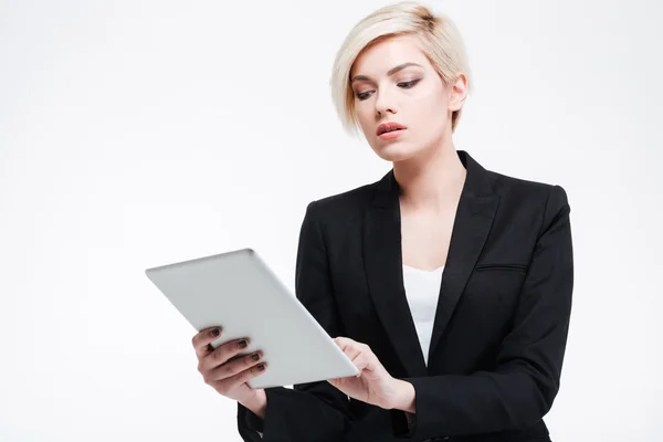 Charmante zakenvrouw met behulp van tablet pc — Stockfoto