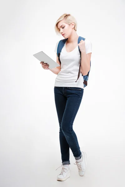 Hermosa estudiante femenina usando tableta — Foto de Stock
