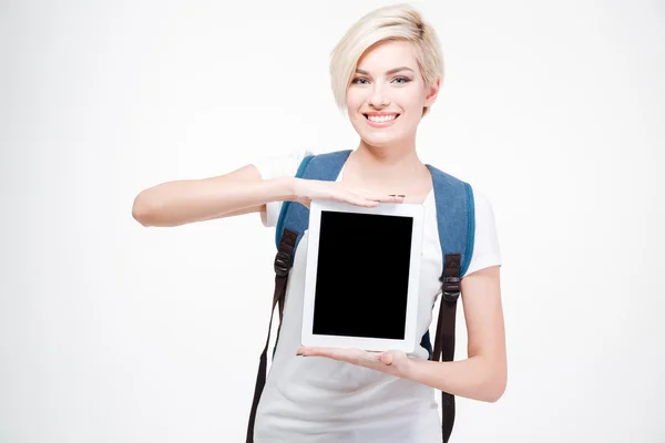 Lachende vrouwelijke student leeg tablet-computerscherm tonen — Stockfoto