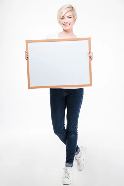 Sorrindo mulher segurando placa em branco — Fotografia de Stock