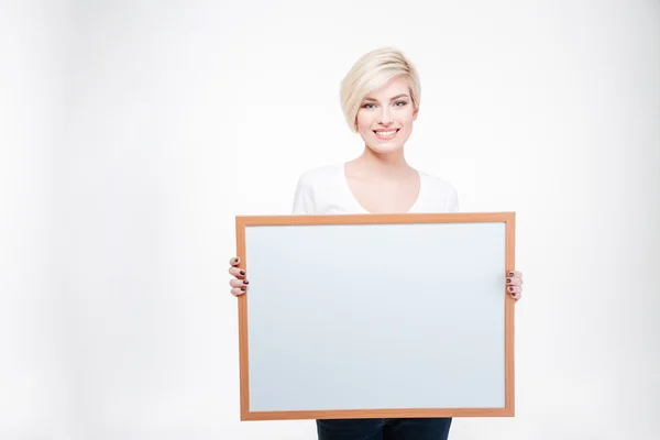 Mulher loira feliz segurando placa em branco — Fotografia de Stock