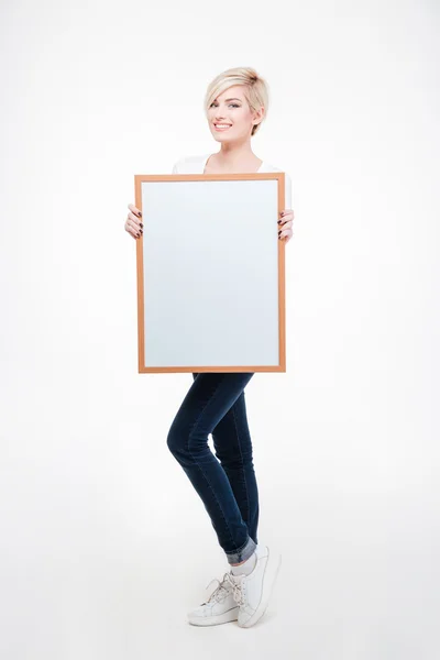 Sorrindo mulher segurando placa em branco — Fotografia de Stock