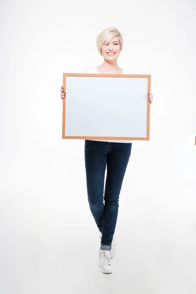 Bonita mulher segurando placa em branco — Fotografia de Stock