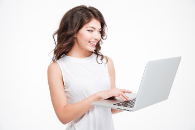 dizüstü bilgisayar kullanan mutlu kadın 